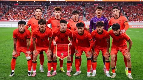 激情阿根廷看台冲突升级：刀光剑影，一人连刺三人，有人举手求饶